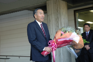 小坂町長が初登庁